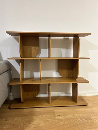 Estantería de diseño color roble cálido