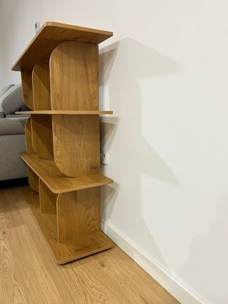 Estantería de diseño color roble cálido