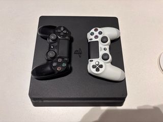 PS4 Slim 1TB Negra + 2 Mandos