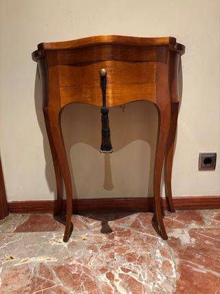 Consola de madera de cerezo