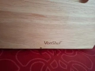 Plancha de piedra y madera