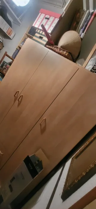 Mueble de madera con cajones