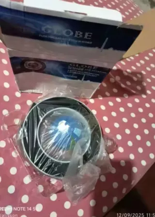 Globo terráqueo flotante con luces LED