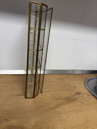 Vitrina de cristal y metal dorada