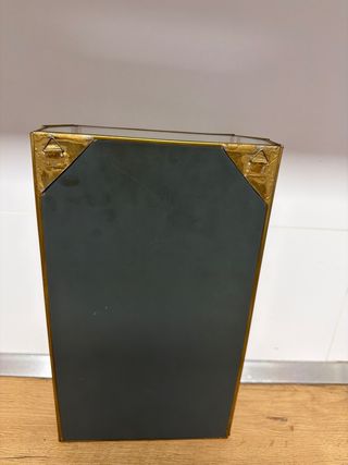 Vitrina de cristal y metal dorada