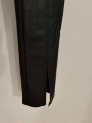 Pantalones efecto cuero, negros