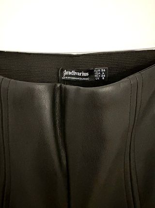 Pantalones efecto cuero, negros