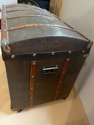 Baúl antiguo de metal y madera