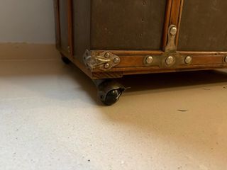 Baúl antiguo de metal y madera