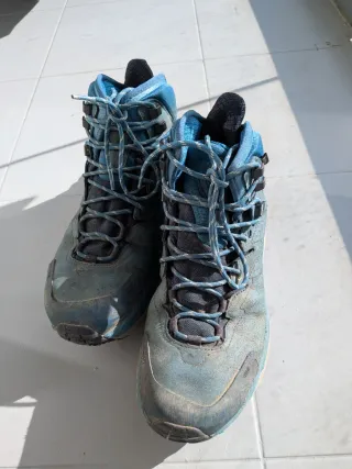 Botas de montaña Hoka azules y grises