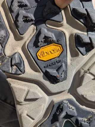 Botas de montaña Hoka azules y grises