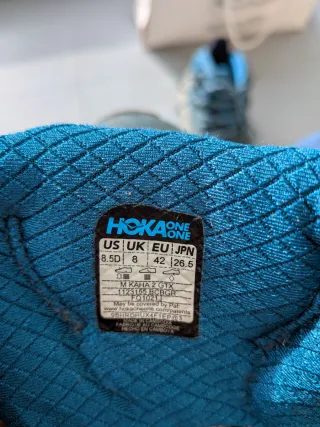 Botas de montaña Hoka azules y grises