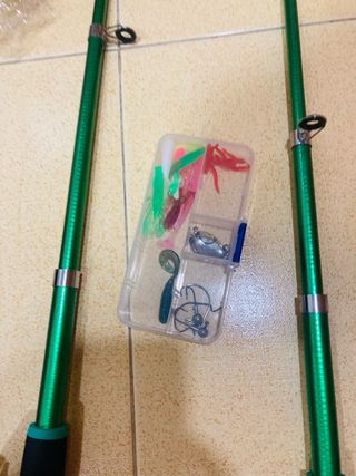 2 Canne da Pesca con Mulinello e Accessori