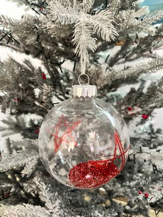 Bolas de Navidad Rojas con Detalles Dorados