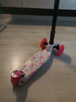 Patinete infantil 3 ruedas con iluminación floral