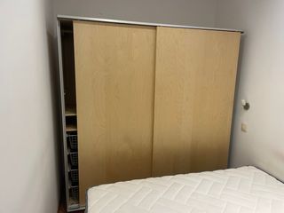 Armario corredero madera y metal. No sé si es Ikea