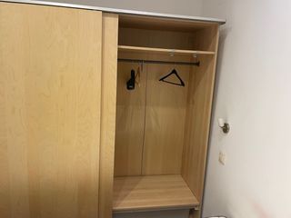 Armario corredero madera y metal. No sé si es Ikea