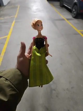 Muñeca de personaje infantil