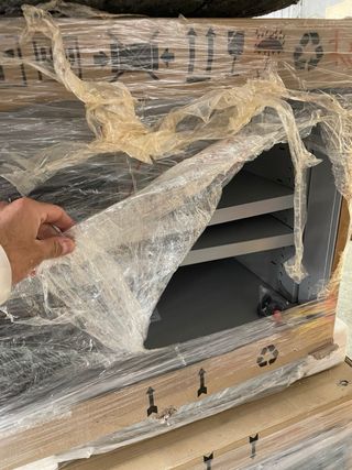 Armadi in legno marroni