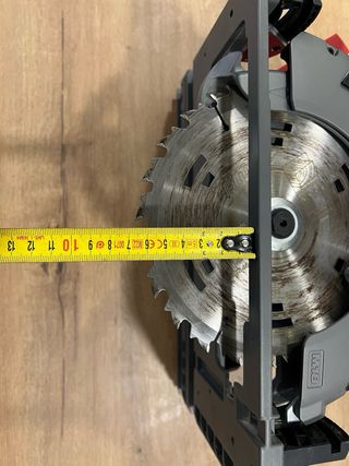 Sierra Milwaukee M18 FUEL con raíl guía