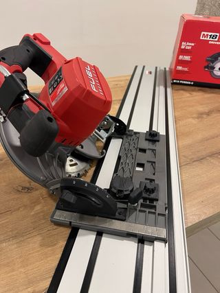 Sierra Milwaukee M18 FUEL con raíl guía