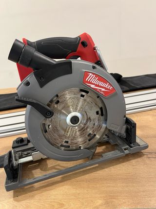 Sierra Milwaukee M18 FUEL con raíl guía