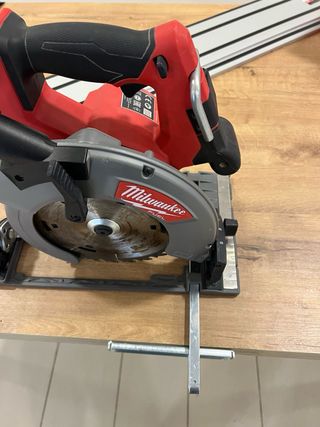 Sierra Milwaukee M18 FUEL con raíl guía