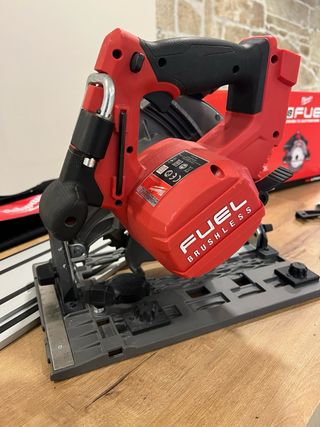 Sierra Milwaukee M18 FUEL con raíl guía