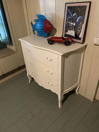 Cómoda de madera con 3 cajones.