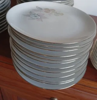 Vajilla de porcelana blanca con flores