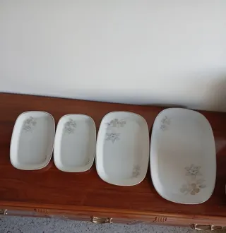 Vajilla de porcelana blanca con flores