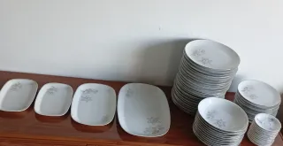 Vajilla de porcelana blanca con flores