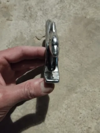 Cascanueces artesanal de metal