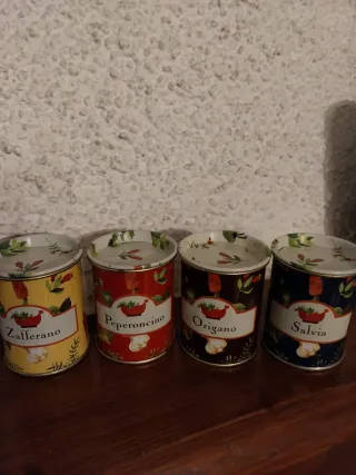 Barattoli in latta vintage spezie