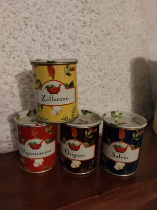 Barattoli in latta vintage spezie