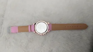 Reloj de pulsera rosa y dorado