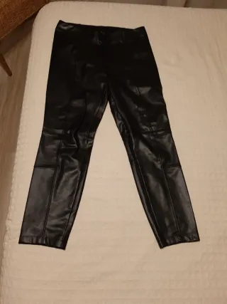 Pantalón efecto piel negro