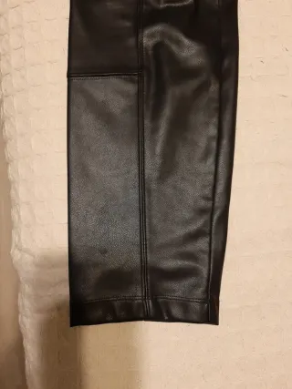 Pantalón efecto piel negro