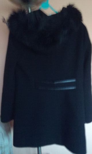 Chaquetón negro con capucha y pelo