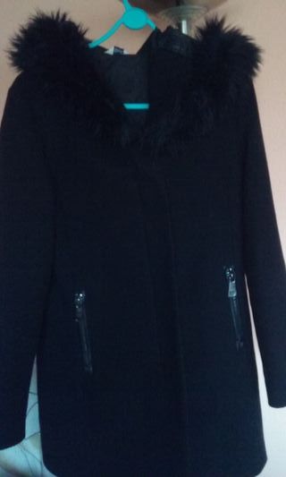 Chaquetón negro con capucha y pelo