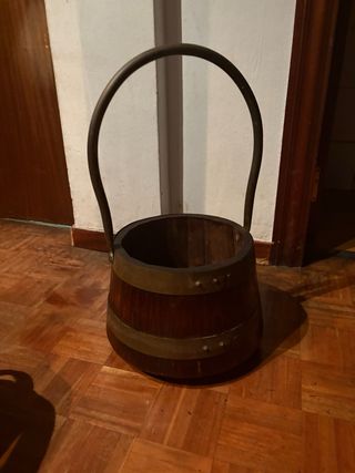 Barril de madera antiguo con asa