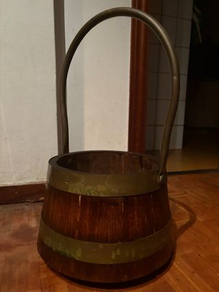 Barril de madera antiguo con asa