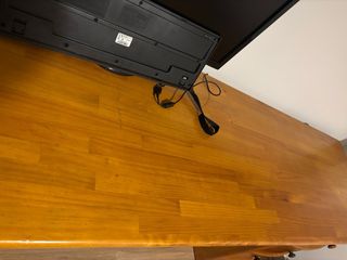 Escritorio de madera con cajones