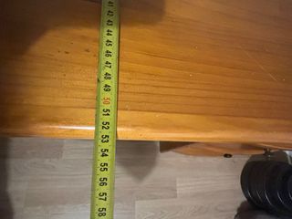 Escritorio de madera con cajones