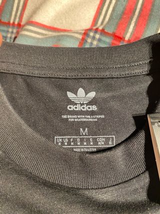 Camiseta Adidas Negra con Estrellas