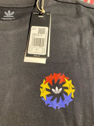 Camiseta Adidas Negra con Estrellas