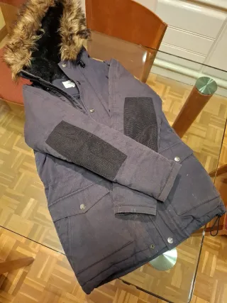 Abrigo Carhartt azul marino con capucha