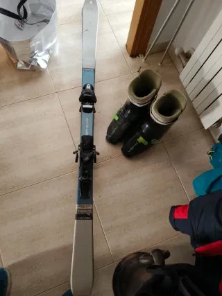 Esquís, botas y bastones de esquí