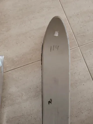 Esquís, botas y bastones de esquí