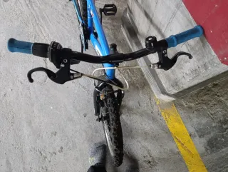 Bicicleta infantil azul B'TWIN